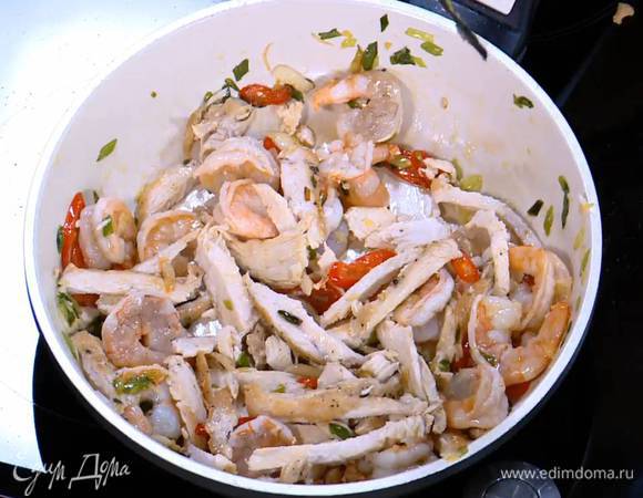 Выложить к креветкам куриное мясо, все перемешать и обжарить еще немного (если нужно, влить еще оливкового масла).