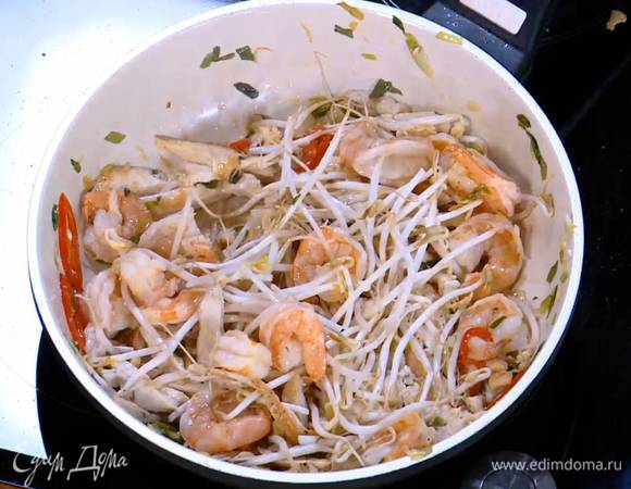 Ростки сои добавить в сковороду, все перемешать.