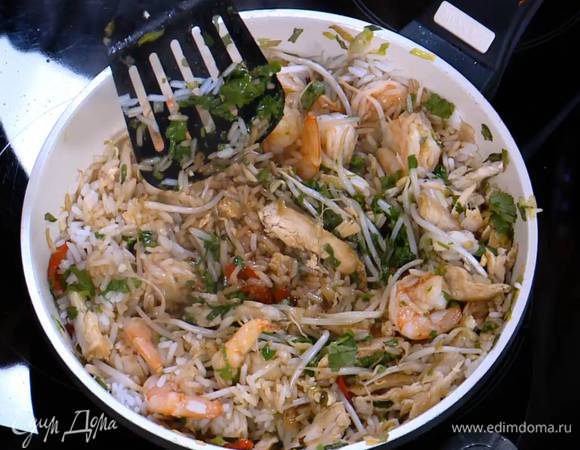 Кинзу мелко порубить, всыпать в сковороду и еще чуть-чуть все прогреть.