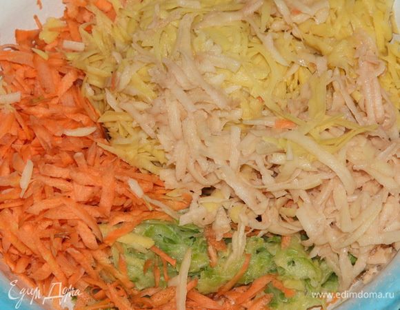 Кабачок натереть на крупной терке. Я разморозила готовую заготовку, сок сцедила — он не использовался. Картофель и морковь, довольно крупные, почистить и тоже натереть на крупной терке.