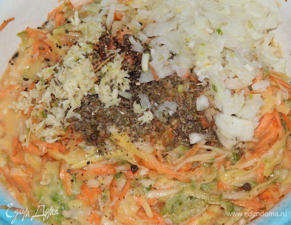 Добавить яйца, хорошенько перемешать. Затем добавляем мелко нарезанную луковицу, мелко рубленный чеснок, базилик, соль, перец, овсяные хлопья и 2 столовые ложки масла. Еще раз хорошо перемешиваем.