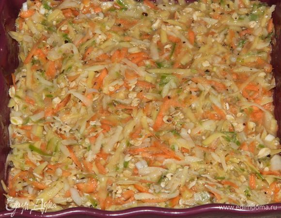 Емкость для запекания - 20х20 см, хорошо смазываем растительным маслом и выкладываем овощи, ровняем и отправляем в предварительно разогретую до 180°C духовку. 