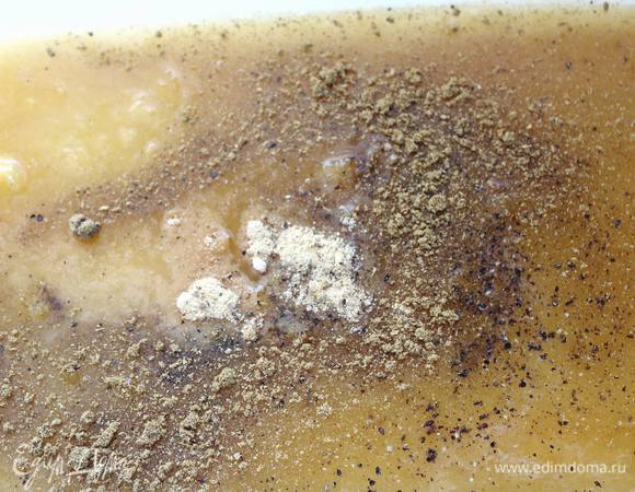 Приготовим маринад: выдавить сок из апельсина, добавить в него кленовый сироп, соль и специи. 