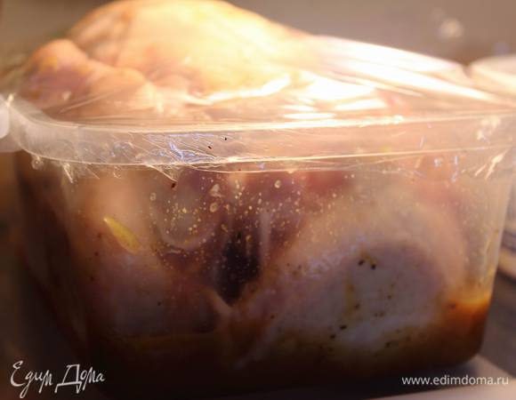 Курицу обмазать со всех сторон и влить внутрь, упаковать и отправить в холодильник на 2 часа.