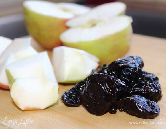 Порезать яблоки кубиками, вместе с черносливом начинить курицу внутри, уложить в форму для выпекания, укрыть фольгой и отправить в горячую духовку (200°C). Время выпекания зависит от размера курицы, лучше проверить. У меня заняло около часа.