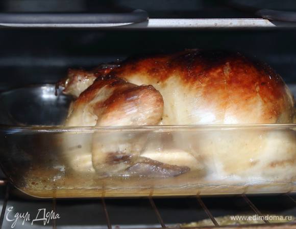 Снять фольгу, снизить нагрев в духовке до 180°C и отправить курицу еще на минут 15 с каждой стороны для образования корочки.
Подавать с горошком зеленым, а можно с любым другим гарниром. Приятного аппетита и щедрого на радости года!