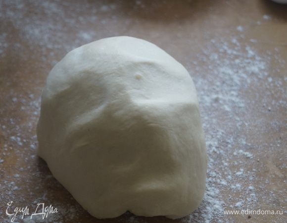 Тесто лучше готовить с вечера, чтобы оно успело отлежаться и "отдохнуть". Я замес делала в хлебопечке.

Для этого сначала в чашу наливаем молоко, кладем сахар, соль, дрожжи, яйцо и сливочное масло, насыпаем муку и ставим в режим "Тесто", как только сформируется тесто хлебопечку выключаем и заворачиваем тесто в пищевую пленку, убираем в холодильник на ночь.

Если замешивать тесто руками, то сначала в теплом молоке нужно растворить сахар и соль. Затем добавить растопленное сливочное масло, яйцо, перемешать. Добавить дрожжи, дать им немного постоять. Затем добавить небольшими порциями муку и замесить тесто. Тесто должно получиться мягкое, эластичное, но не липкое. Затем также заворачиваем в пищевую пленку и убираем в холод.