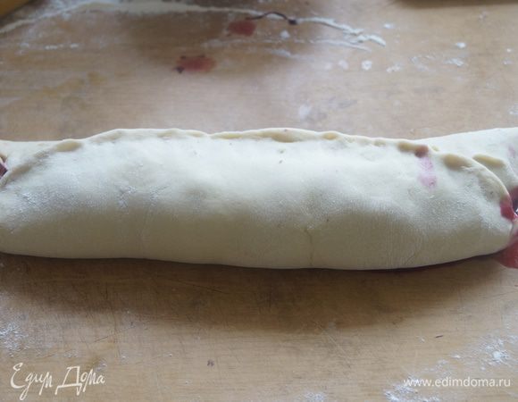 Свернуть рулетом и защипать края. Убрать в холодильник минут на 10-15. Шоколадный крем должен застыть.