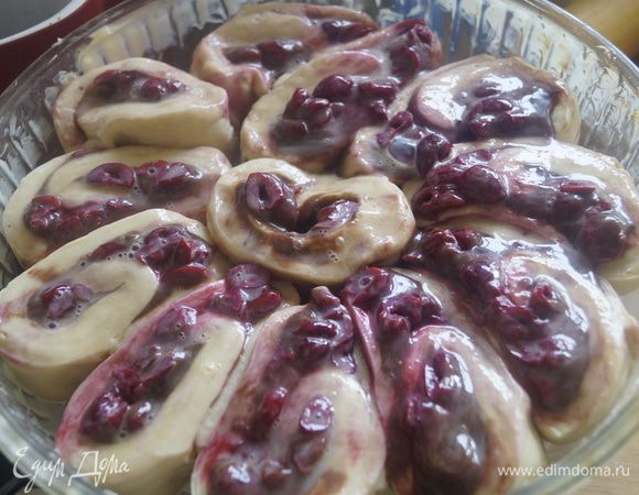 Нарезать рулет на кусочки толщиной около 2,5 мм.

Форму смазать сливочным маслом, разложить кусочки рулета вплотную друг к другу, смазать оставшейся половиной взбитого яйца.  Выпекать в разогретой духовке до 180°C около 35-40 минут.