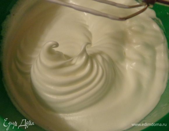 Взбить белки с солью и лимонной кислотой до заметных, но не жестких пиков.