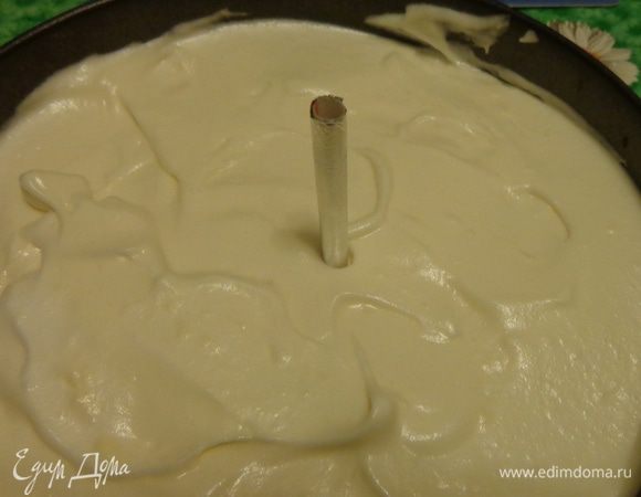 Выложить тесто в несмазанную форму. Я от себя все-таки на дно положила пергамент на всякий случай. А еще по совету автора в центр бисквита вставила трубочку, обернутую фольгой, чтобы не провисала серединка.