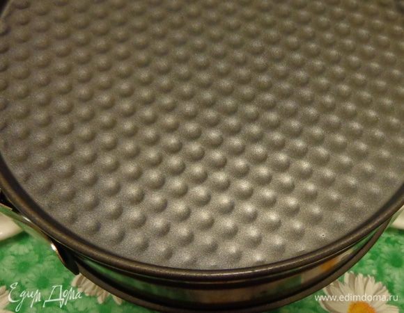 Печь при 180°C минут 25-30.
Готовый бисквит перевернуть вверх дном и так остудить.