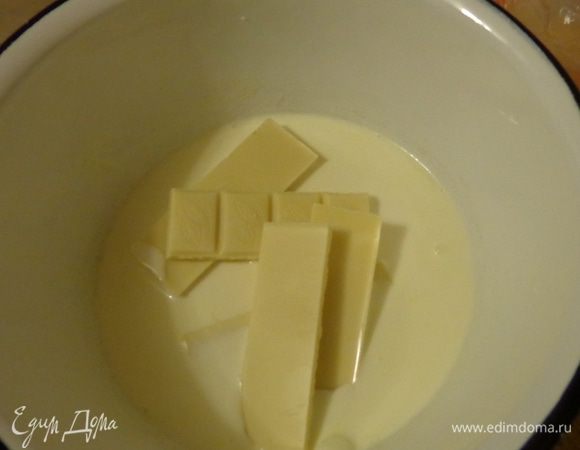 Для крема 100 мл сливок подогреть и растопить в них белый шоколад. Охлаждать смесь часа 2.