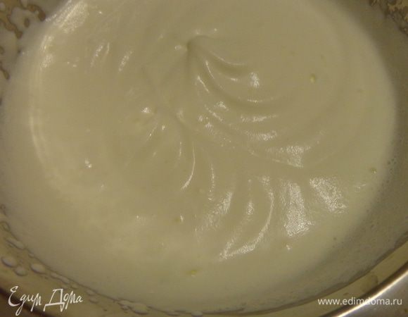 Остальные 100 мл сливок взбить отдельно.