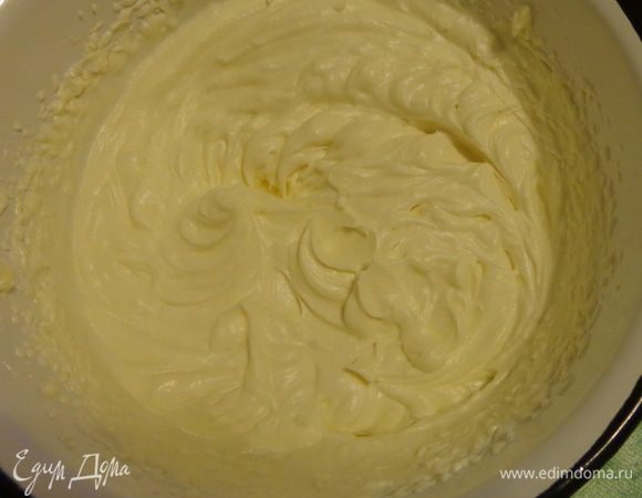 Добавить к нему взбитые сливки и все хорошенько перемешать. Поставить в холодильник до употребления.