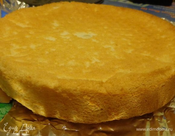 А потом собрать торт. Аккуратно пройтись по краю бисквита ножом и вынуть его из формы. Снять пергамент.