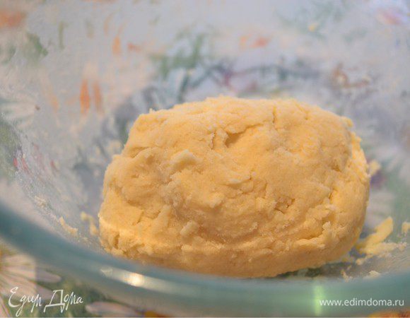 Замешиваем песочное тесто. Завернуть тесто в пленку и убрать на холод минимум на минут 40.