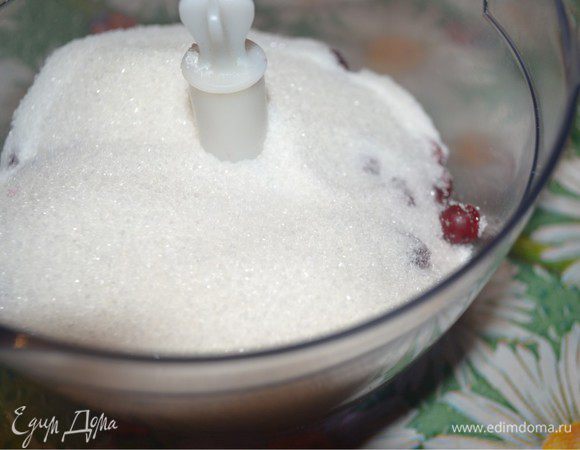 Добавляем сахар. И измельчаем клюкву с сахаром. 