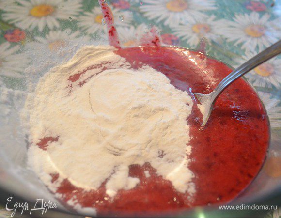Добавляем крахмал и все хорошо перемешиваем. 
