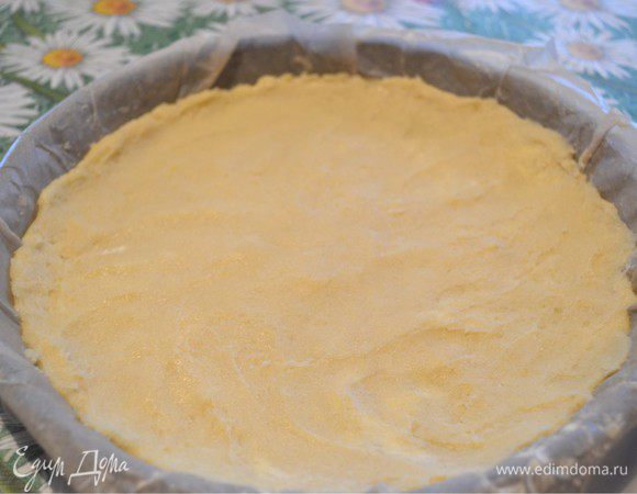 Форму застилаем пекарской бумагой, и распределяем тесто равномерно, оставляем небольшие бортики (у меня форма диаметром где то 25 см).
