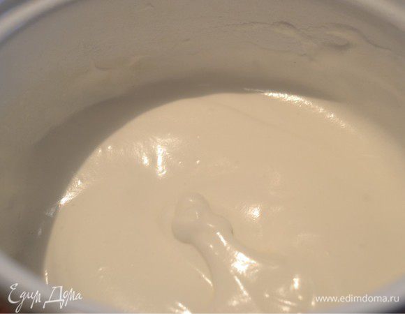 Белки перед началом взбивания лучше охладить. Затем взбиваем с добавлением лимонного сока. Добавляем сахар. Продолжаем взбивать. Белки должны быть гладкими, блестящими. Взбивать до состояния мягких пиков.