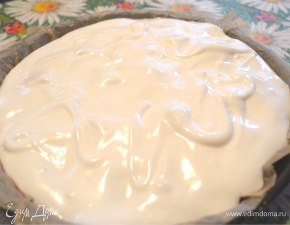 Выкладываем взбитые белки на клюквенную начинку. Делаем узоры спомощью ложки.