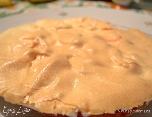 Выпекаем меренгу в духовке при 180°C минут 15-20. Выпекаем до красивой золотистой корочки. В конце можно включить гриль. Это добавит десерту яркости. Но осторожно, не сжечь. Это самый трудный этап. Надо все время следить за меренгой. 