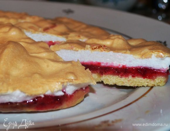 После выпечки меренгу надо хорошо охладить. И все можно угощать всех десертом. Я уверена, что такой пирог не останется без внимания! 
Приятного аппетита!