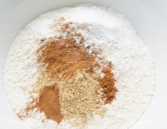 Духовку разогреть до 200°С.
В миске смешать муку, пряности, соль, разрыхлитель и соду.