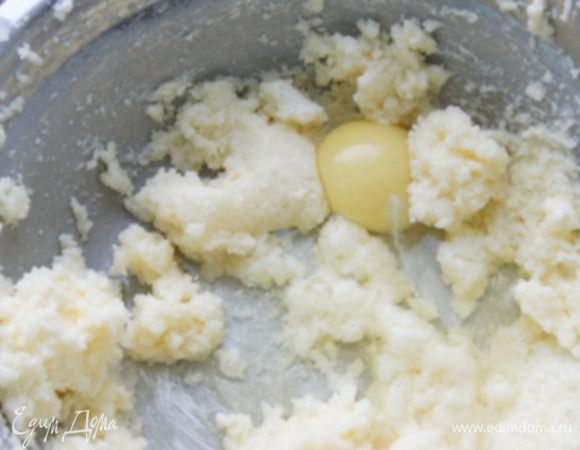 Размягченное сливочное масло взбить с сахаром. По 1 ввести яйца, продолжая взбивать массу.