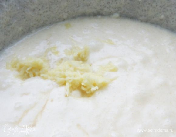 В тесто добавить мед и корень имбиря, натертый на мелкой терке.
Перемешать.