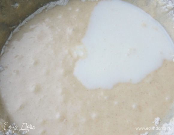 Теперь в тесто вводим сухие ингредиенты, попеременно с молоком. Перемешиваем до однородности.