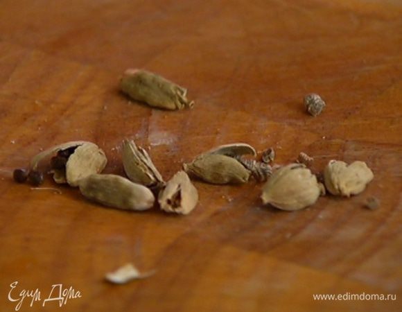 Из стручков кардамона вынуть зерна. 