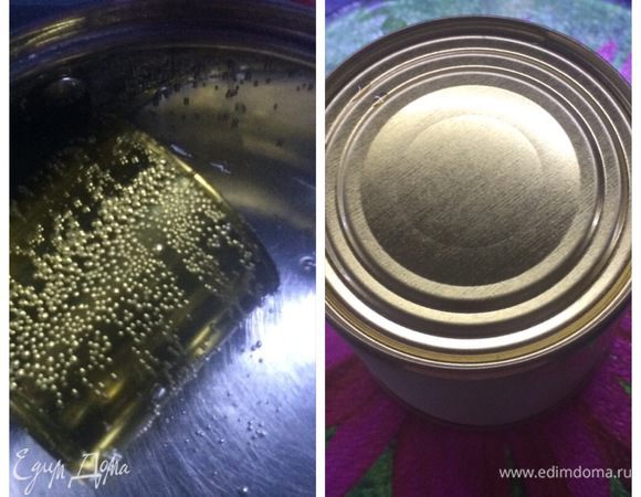 Первым делом ставим вариться сгущенное молоко.
В кастрюлю наливаем воду, чтобы банка была полностью погружена, доводим до кипения и варим ровно 40 минут.
Выключаем газ, сливаем воду, оставляем банку остывать.
Ни в коем случае не пытаемся ее сразу открыть.