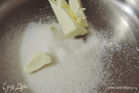 Тем временем карамелизируем кунжут. Для этого на сковороде растопим сливочное масло с сахаром.