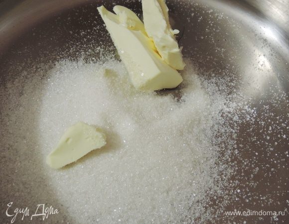 Тем временем карамелизируем кунжут. Для этого на сковороде растопим сливочное масло с сахаром.