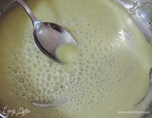 Когда сахар полностью расплавиться и слегка карамелизируется, добавляем мед (автор рекомендует искусственный, у меня был обычный) и кунжут.