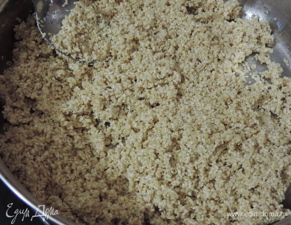 Готовим, помешивая кунжут на сковороде до получения легкого золотистого цвета и появления приятного запаха.