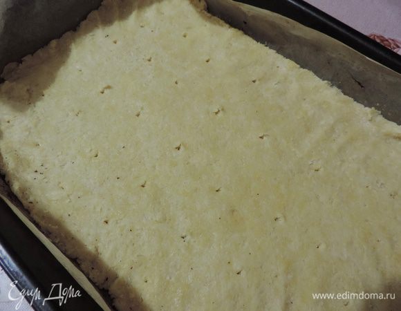 Тесто делим на две части. Раскатываем тесто в прямоугольный пласт. У автора 25х25см, у меня 21х31см. 
Не забываем выстелить противень бумагой для выпечки.