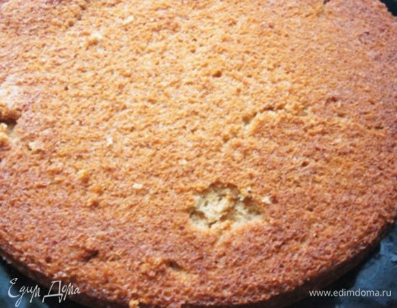 Смазать форму маслом, распределить тесто и выпекать 20-25 минут до сухой спички. Из этого количества теста получилось 2 формы по 26 см. Если форма меньше диаметром, то на 3 коржа должно хватить.
Готовые коржи полностью остудить.