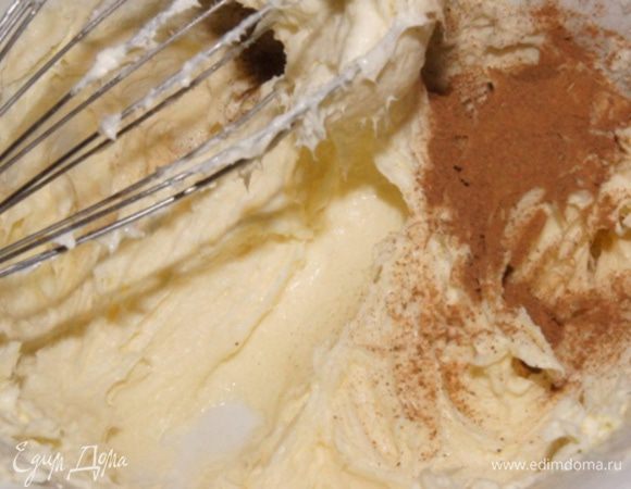 Сделать крем: взбить маскарпоне с сахаром, добавить размягченное сливочное масло, корицу и немного меду для гладкости.