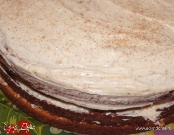 Коржи можно разрезать, а можно оставить как есть. Смазать коржи кремом. Поставить на час в холодильник.