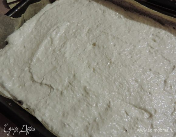 Затем распределяем сверху белково-кокосовую массу.