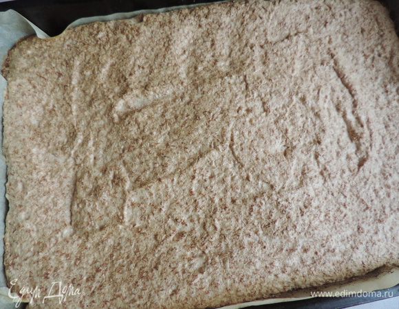 Выпекаем в разогретой до 160°C духовке примерно 40-50 минут. Верх должен зарумяниться, а белки слегка подсушиться. Следите, чтоб безе не подгорело.
Белковый слой не должен полностью высохнуть как безе. Сверху он хрустящий, а внутри остается мягким и влажным, как начинка в кокосовых батончиках.