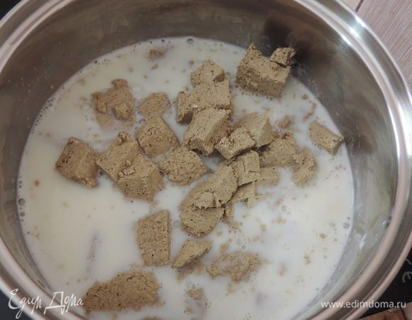 Смешайте сахар с молоком, прогрейте до полного растворения сахара.
Халву (выбирайте вкусную, от нее зависит вкус крема) залейте горячим молоком.