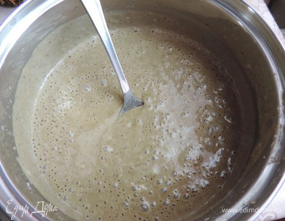 Далее пробиваем смесь блендером до полной однородности. Мы должны получить массу консистенции густой сметаны. 
Остудить до комнатной температуры.