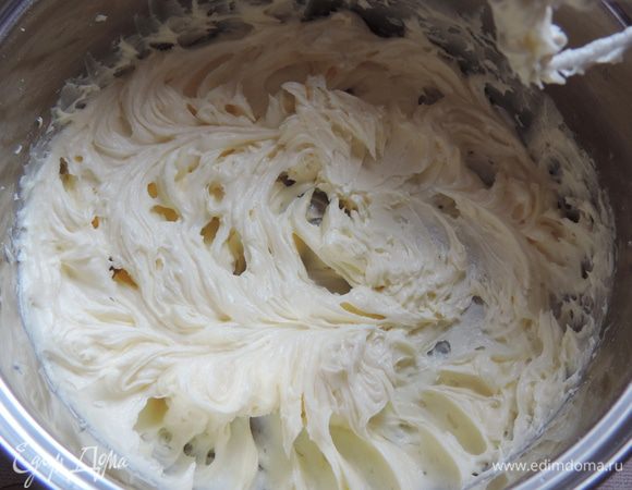 Масло комнатной температуры взбиваем до незначительного увеличения в объеме и посветления. 