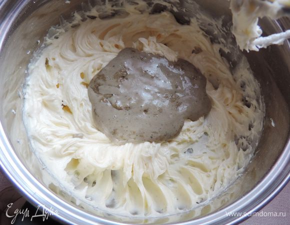 По ложке вводим халвичную массу и каждый раз взбиваем до однородности.