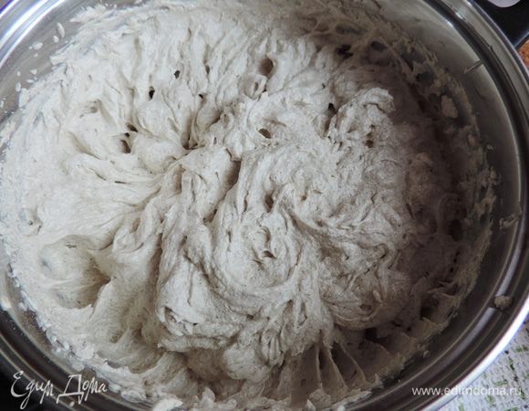 Получаем пышный и воздушный крем. Если он у вас расслоится, добавьте еще немного размягченного сливочного масла. Когда будете готовить крем, держите в запасе еще грамм 50 сливочного масла.