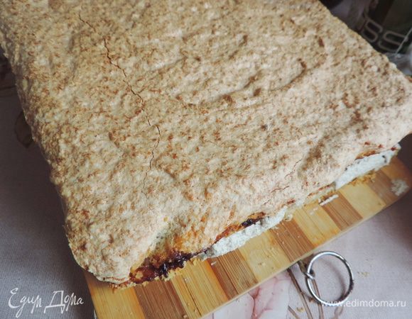 Выкладываем сверху корж с безе (безе должно быть сверху). Слегка прижимаем. Вот наш пляцок и готов. Убираем его на двое суток в холодильник.